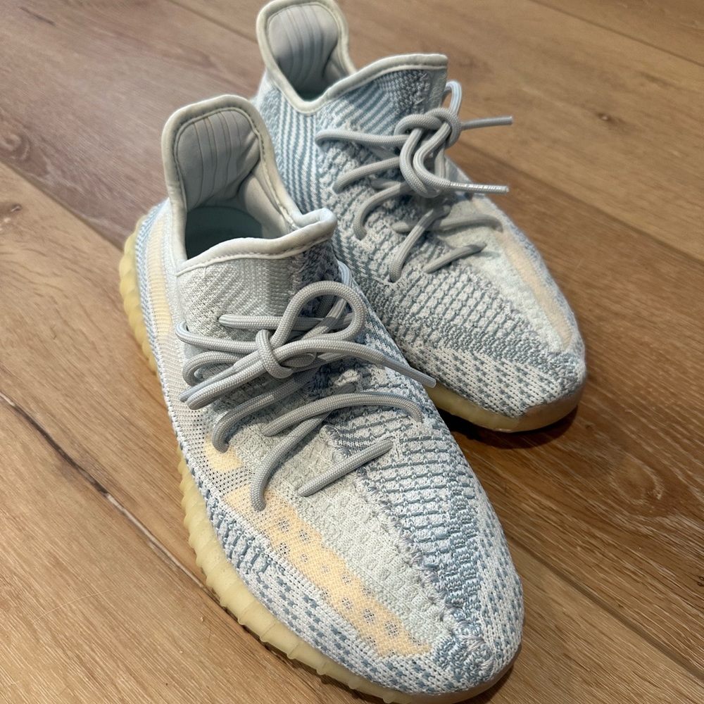 Adidas Yeezy Boost 350 V2
Cloud White (No box)